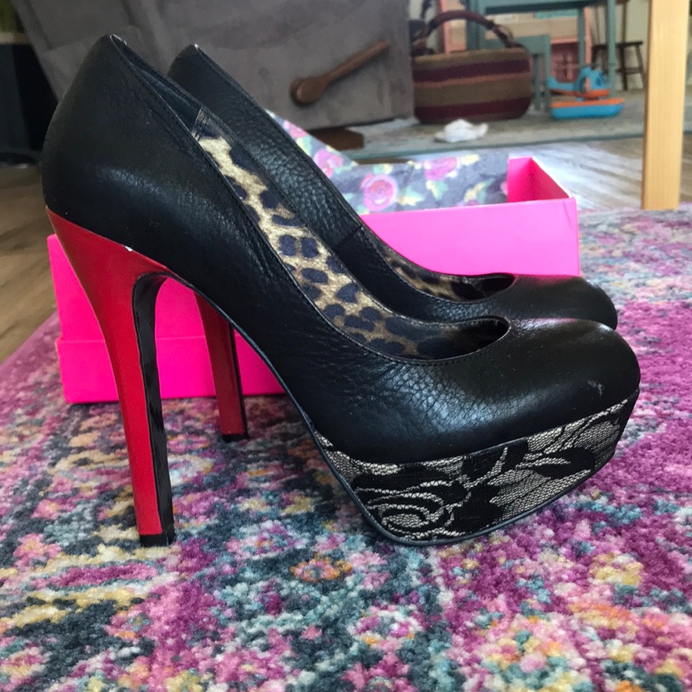 Betsy Johnson | Dareah Black Heels